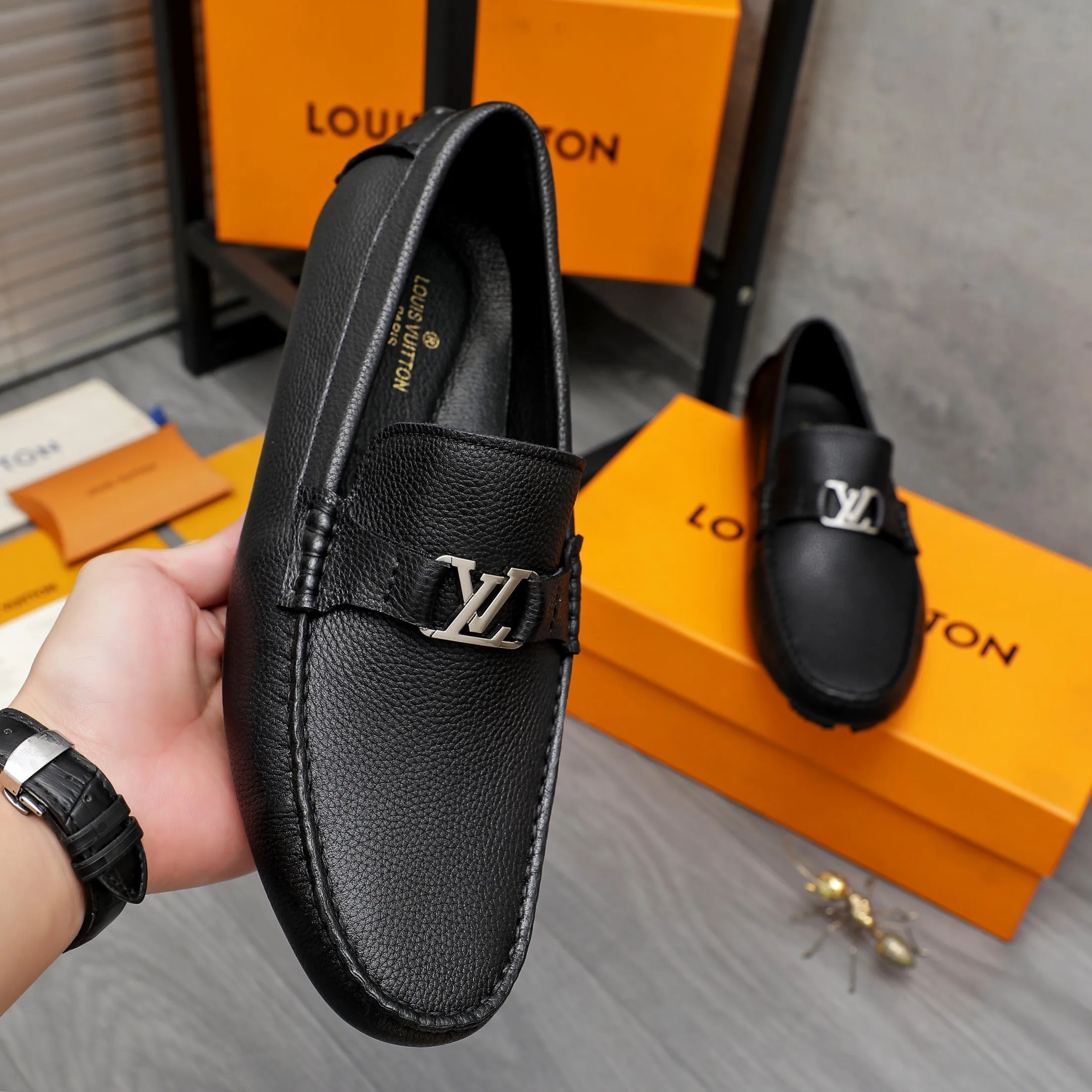 Men's shoes💰400 Product trademark: LV "Louis Vuitton" casual slip-on shoes Regular size: 38-45 (45 is custom-made and non-returnable) Product materials: Selected pebbled cowhide upper, pigskin lining, rubber outsole